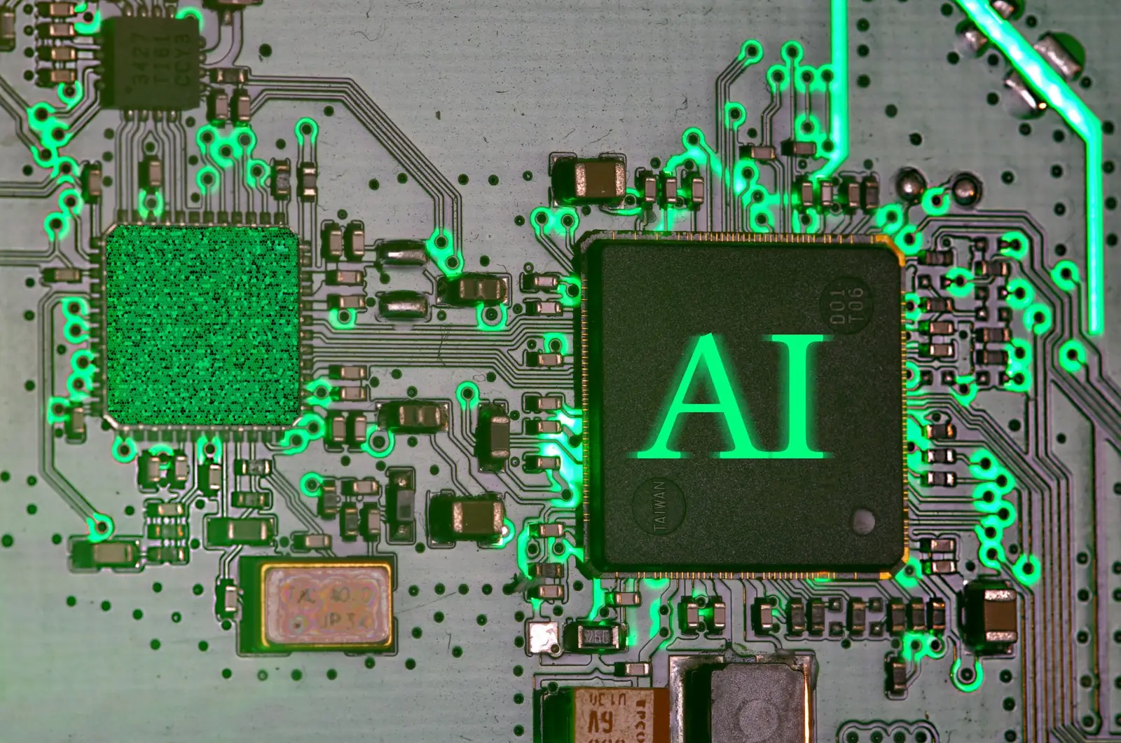 Chip iluminado sobre una placa de circuito electrónico