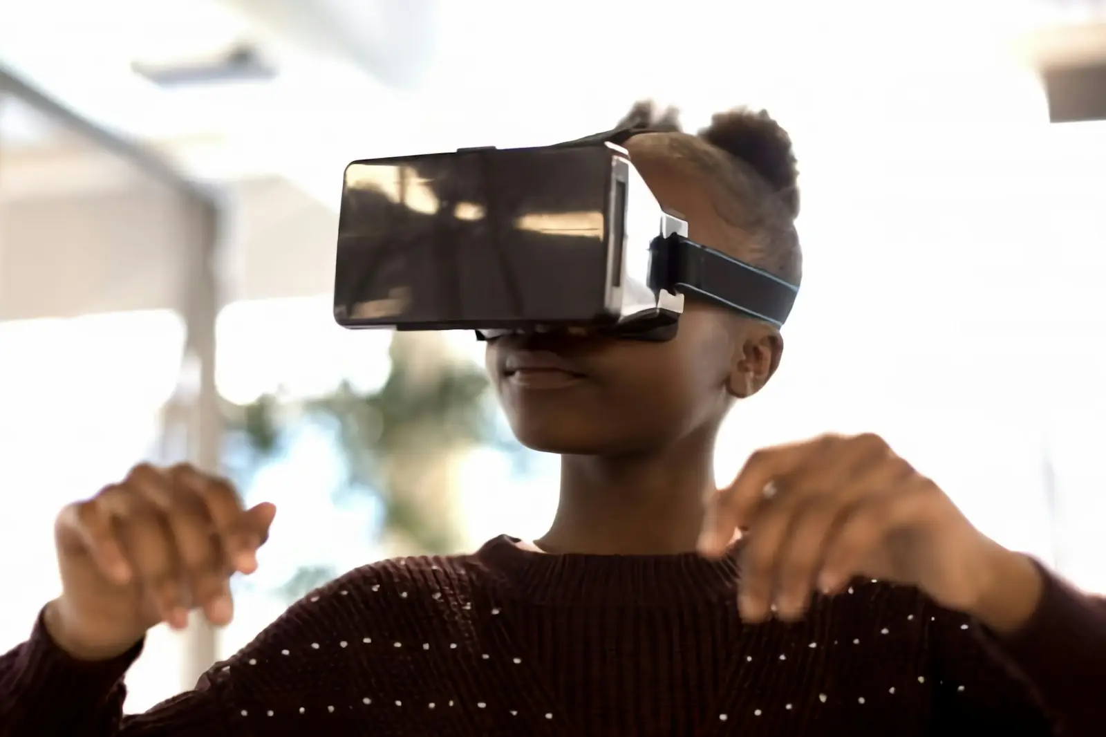 Joven usando un visor de realidad virtual