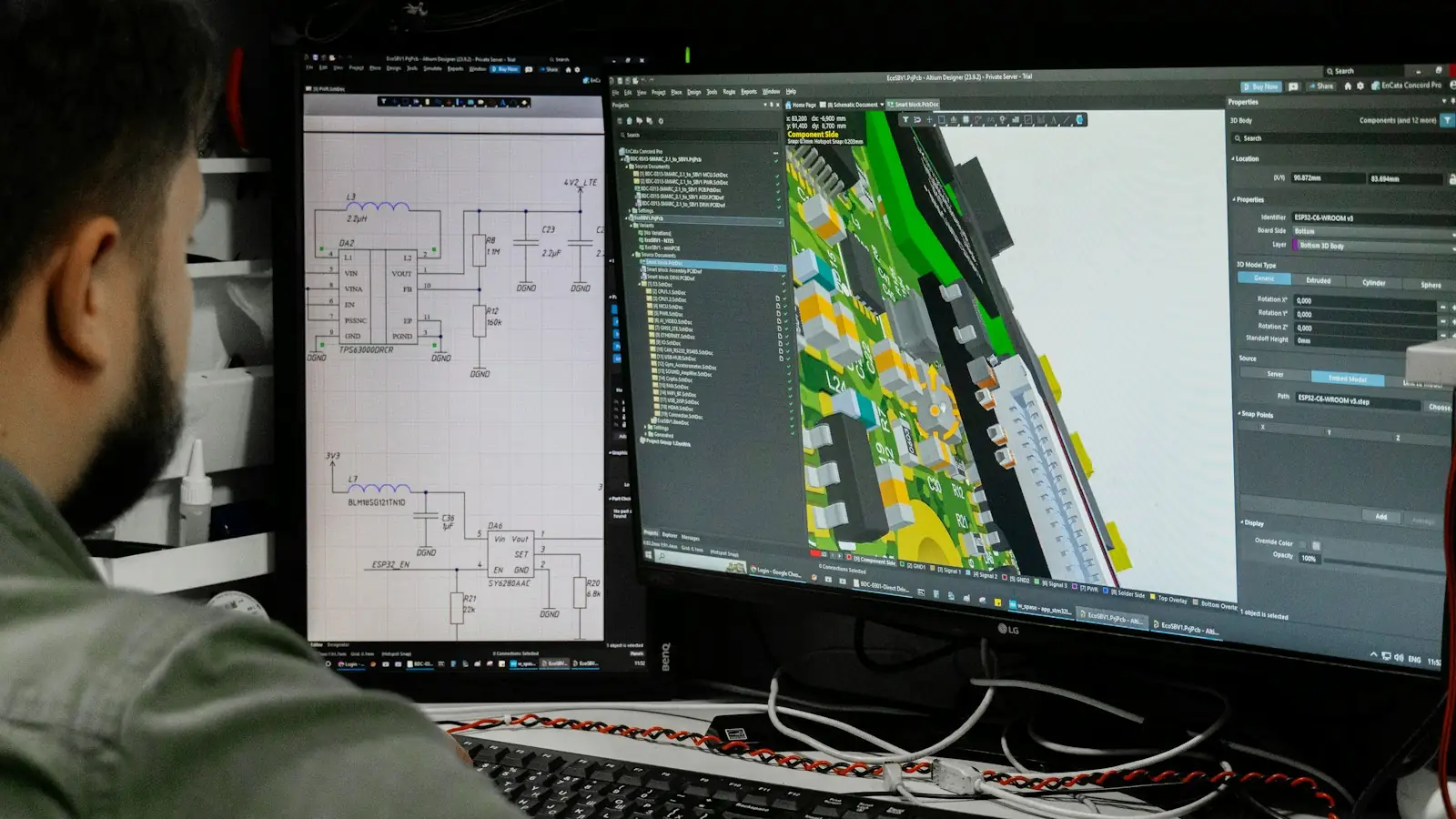 Ingeniero trabajando con diseños y simulaciones en varias pantallas
